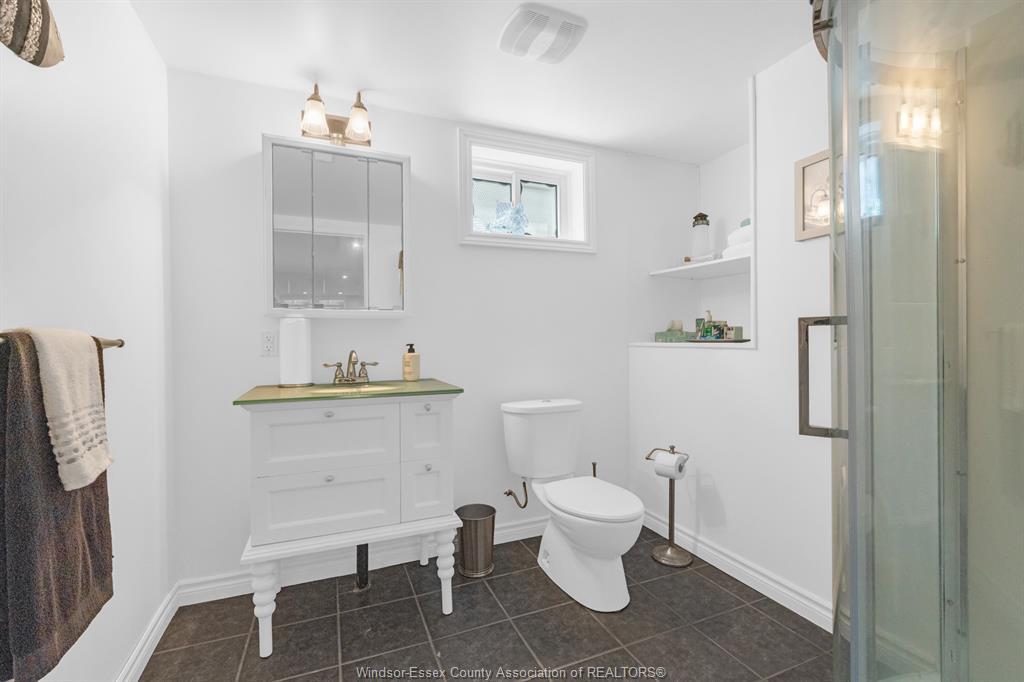 22 Danforth, Leamington, ON - Indoor Photo Showing Bathroom