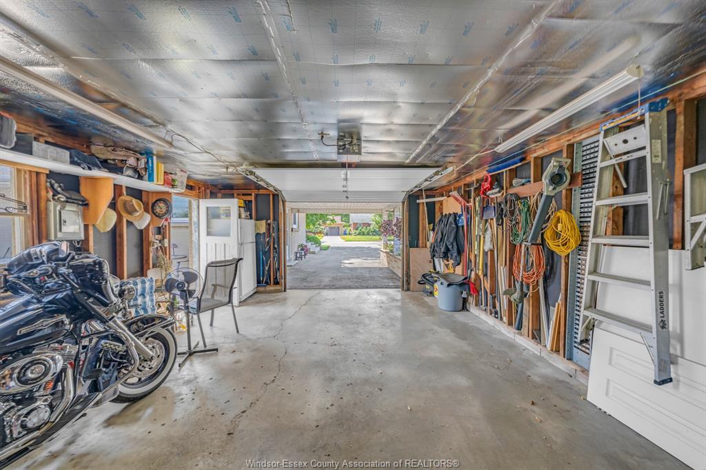 22 Danforth, Leamington, ON - Indoor Photo Showing Garage