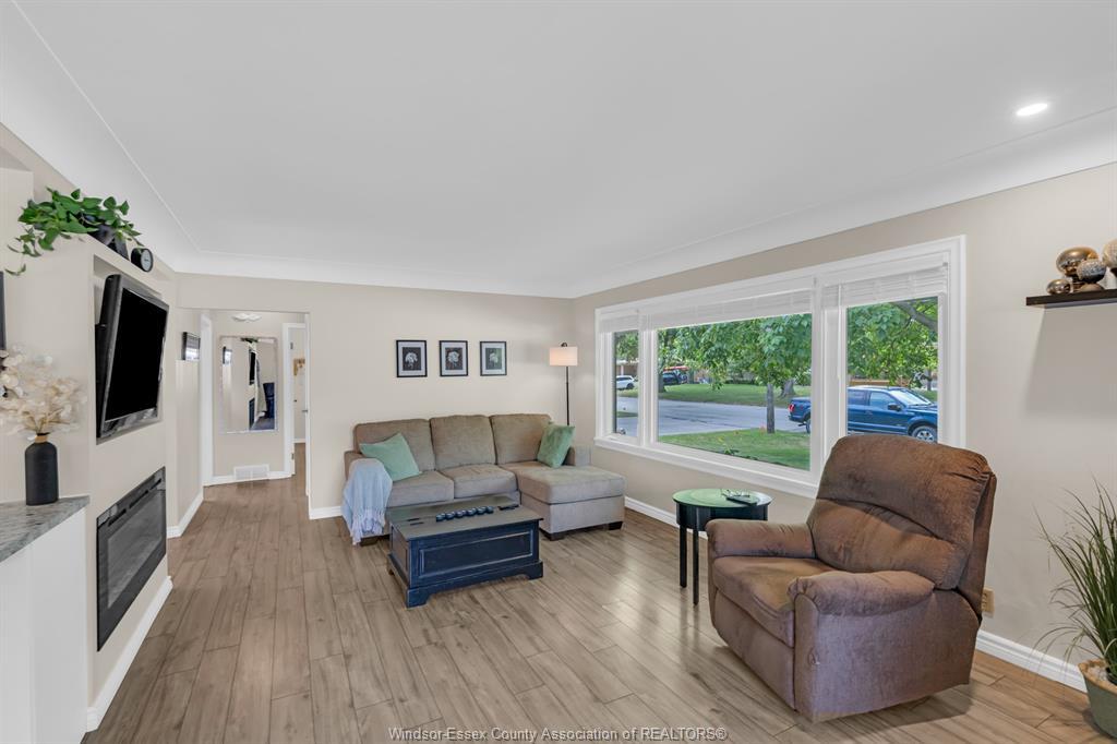 22 Danforth, Leamington, ON - Indoor Photo Showing Living Room