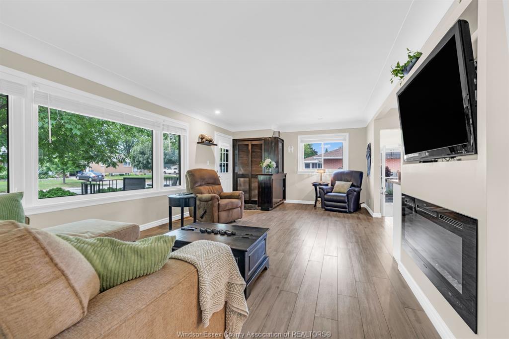 22 Danforth, Leamington, ON - Indoor Photo Showing Living Room With Fireplace