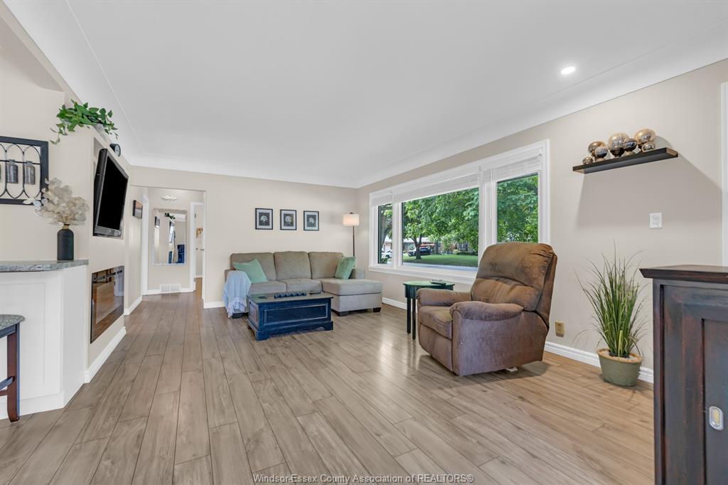 22 Danforth, Leamington, ON - Indoor Photo Showing Living Room