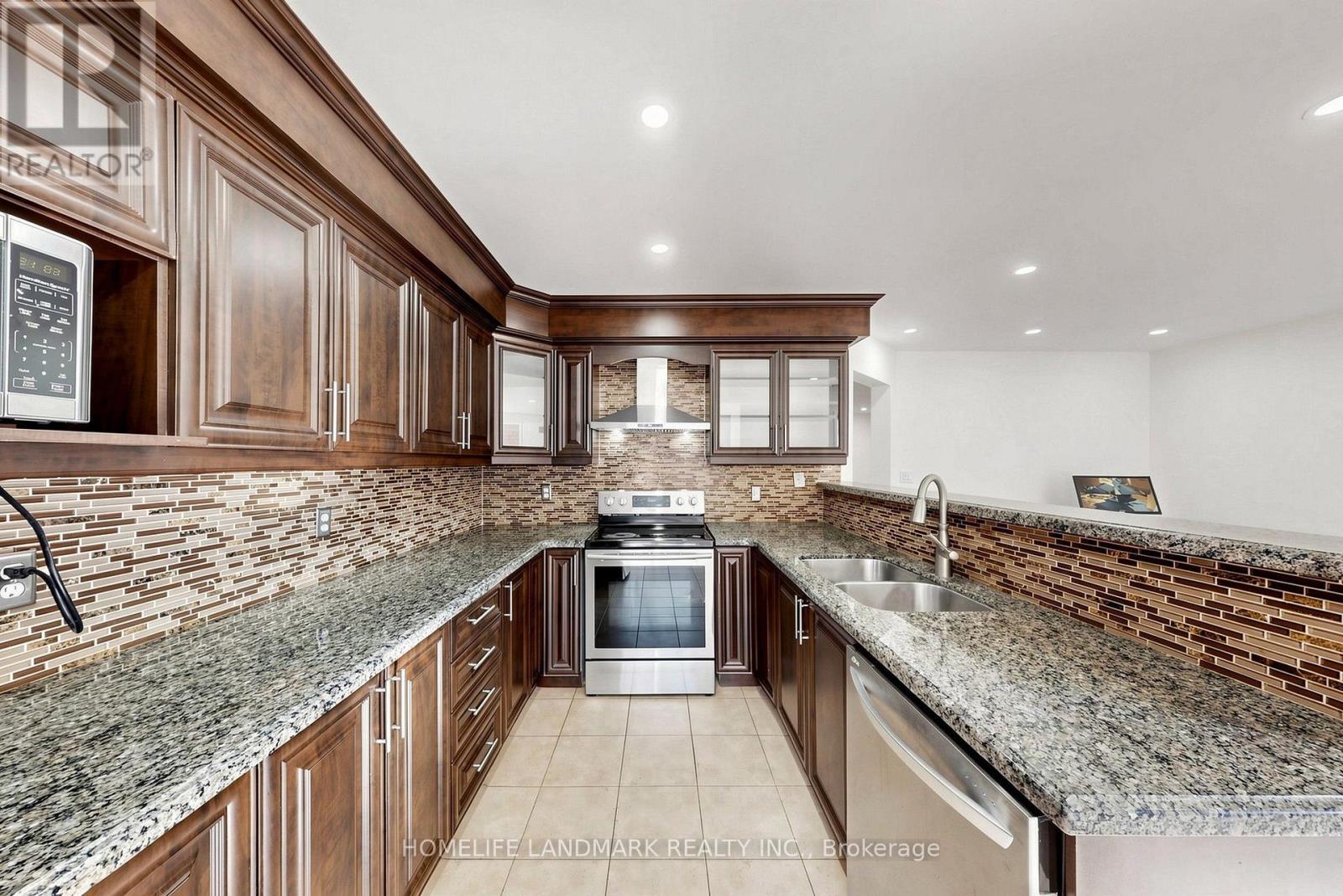 199 Purcell Crescent, Vaughan, ON - Indoor Photo Showing Kitchen With Double Sink With Upgraded Kitchen