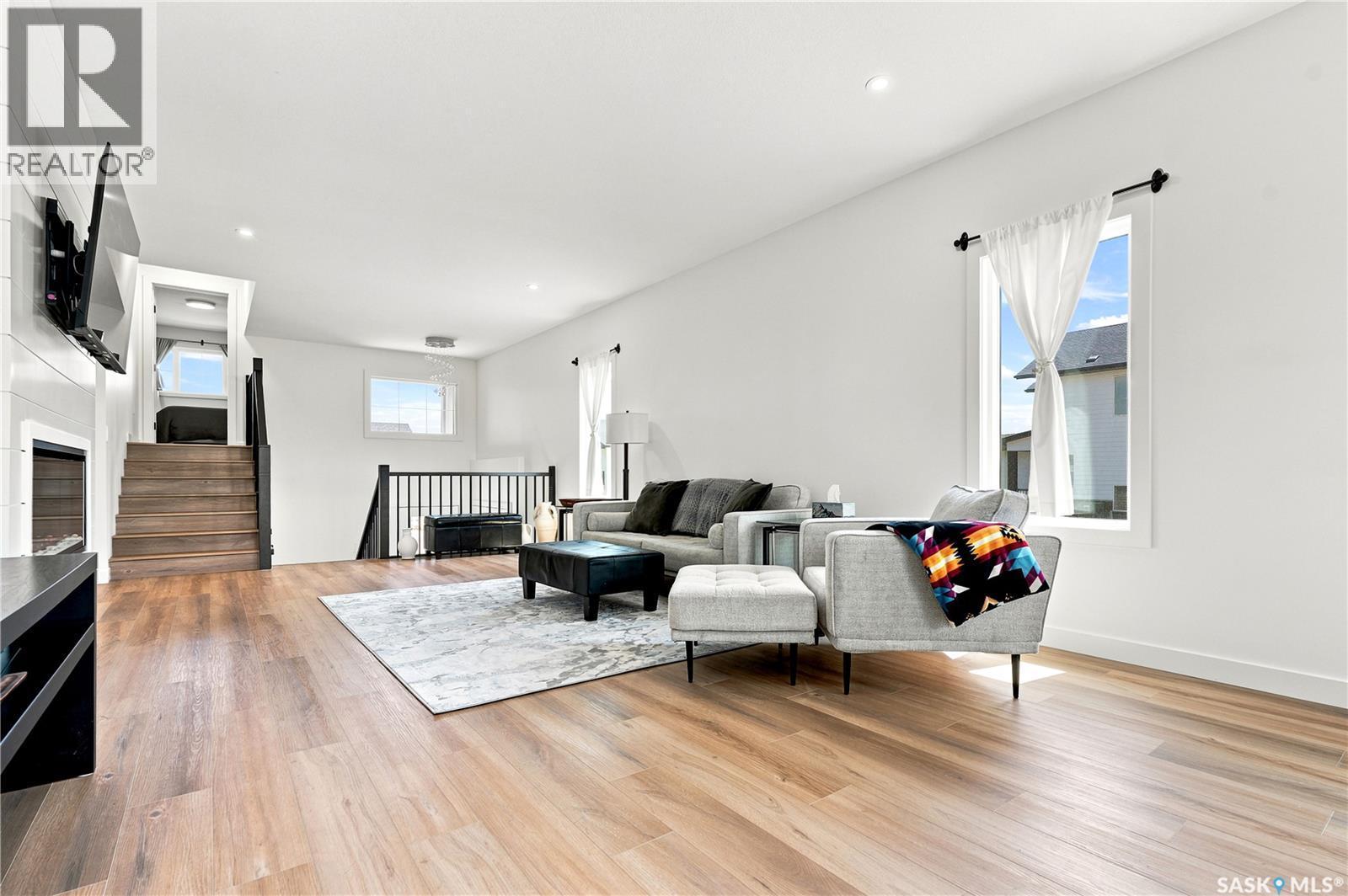 902 Bentley Manor, Saskatoon, SK - Indoor Photo Showing Living Room