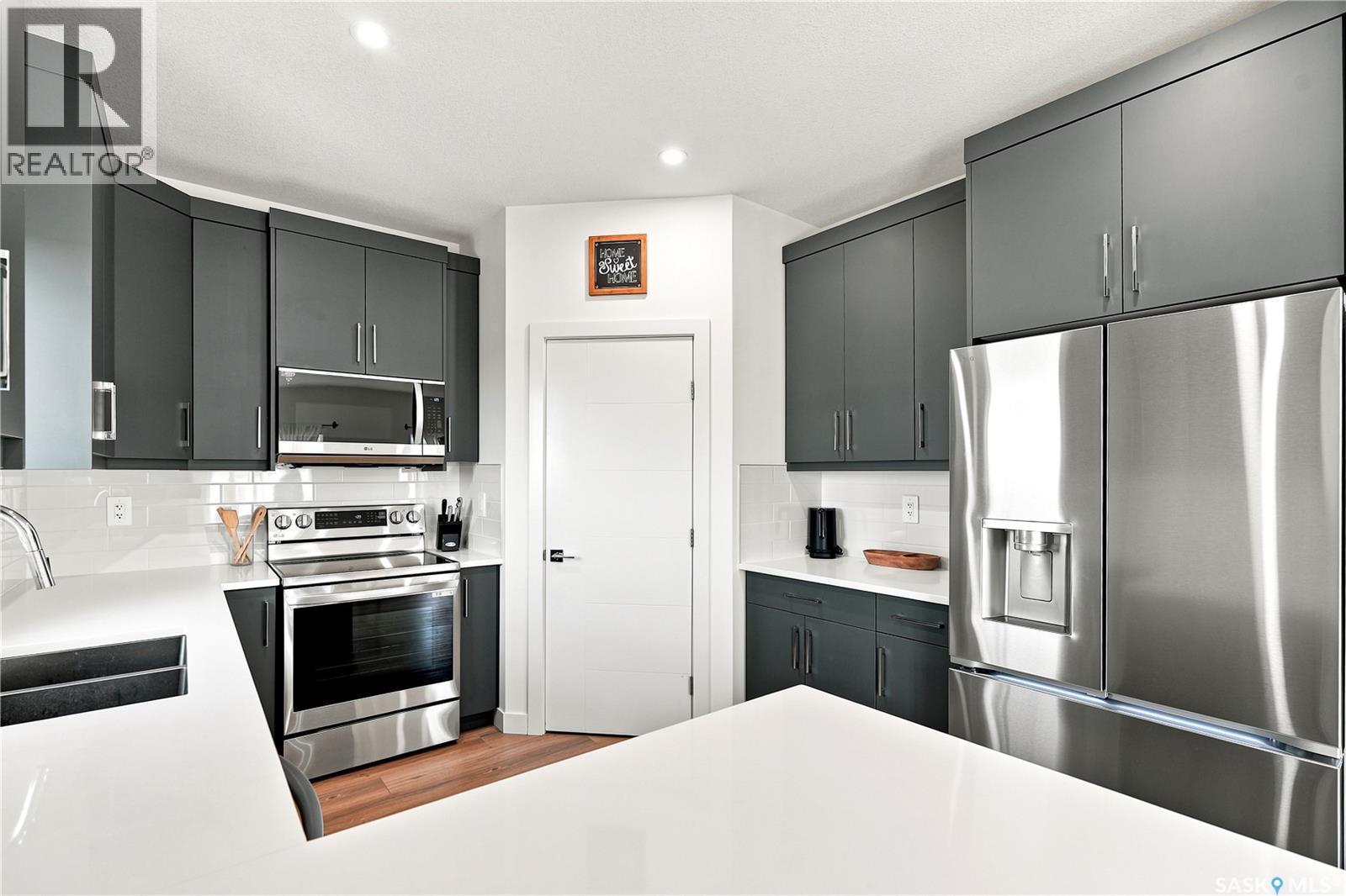 902 Bentley Manor, Saskatoon, SK - Indoor Photo Showing Kitchen With Stainless Steel Kitchen With Double Sink