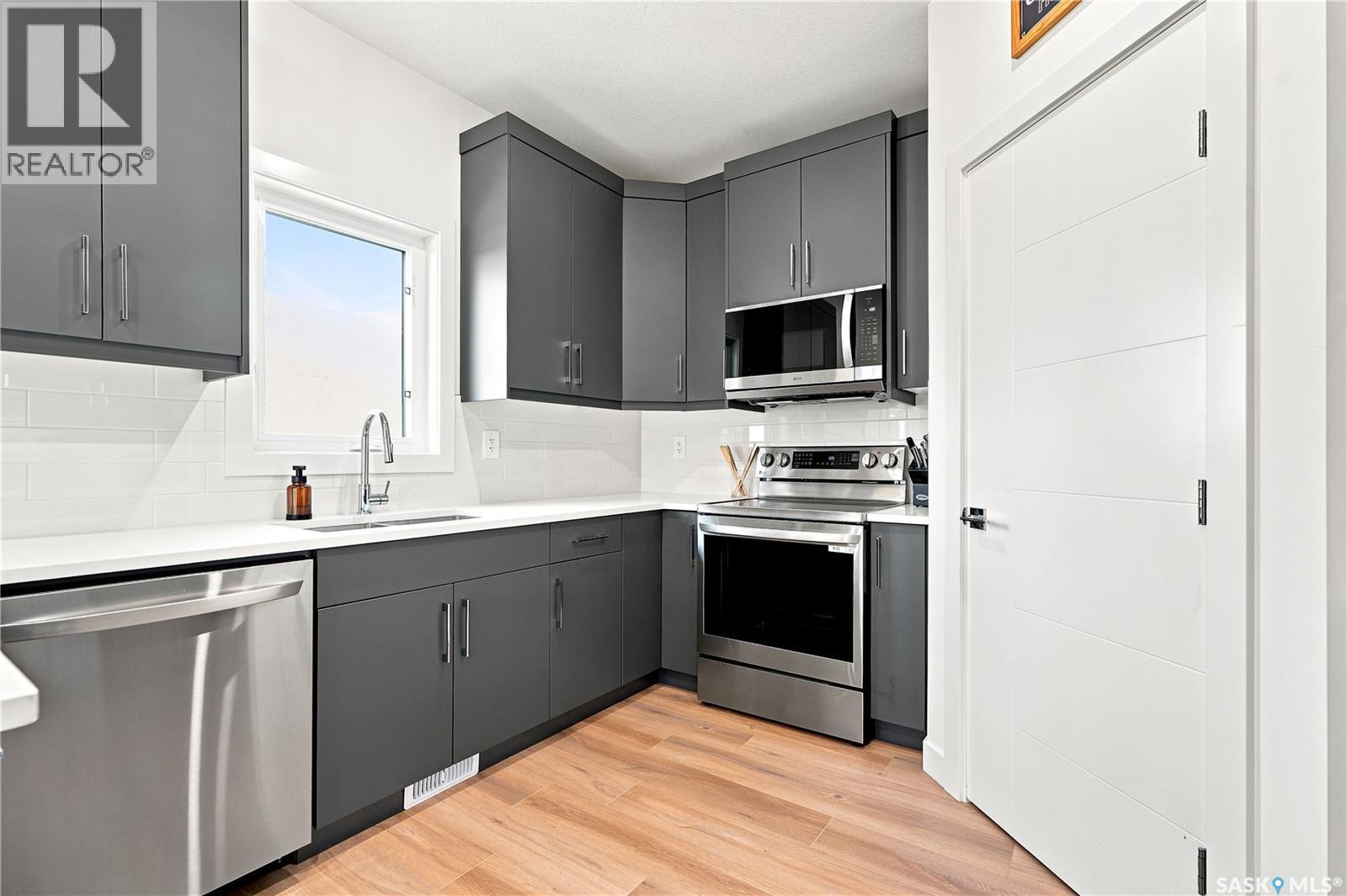 902 Bentley Manor, Saskatoon, SK - Indoor Photo Showing Kitchen
