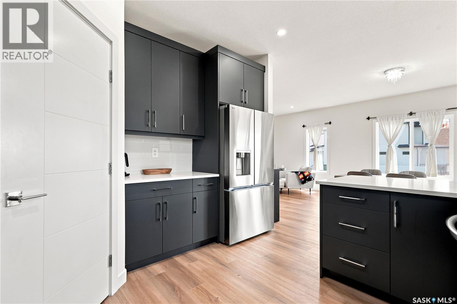 902 Bentley Manor, Saskatoon, SK - Indoor Photo Showing Kitchen With Upgraded Kitchen