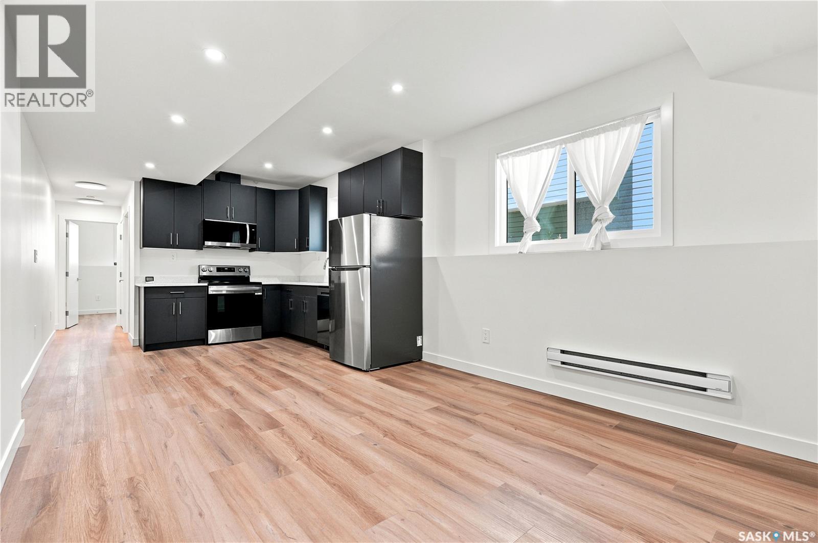 902 Bentley Manor, Saskatoon, SK - Indoor Photo Showing Kitchen With Stainless Steel Kitchen