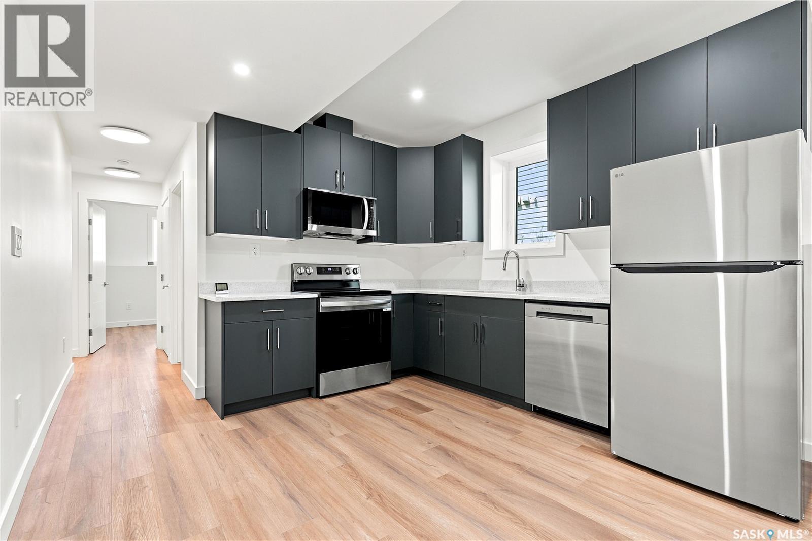 902 Bentley Manor, Saskatoon, SK - Indoor Photo Showing Kitchen With Stainless Steel Kitchen