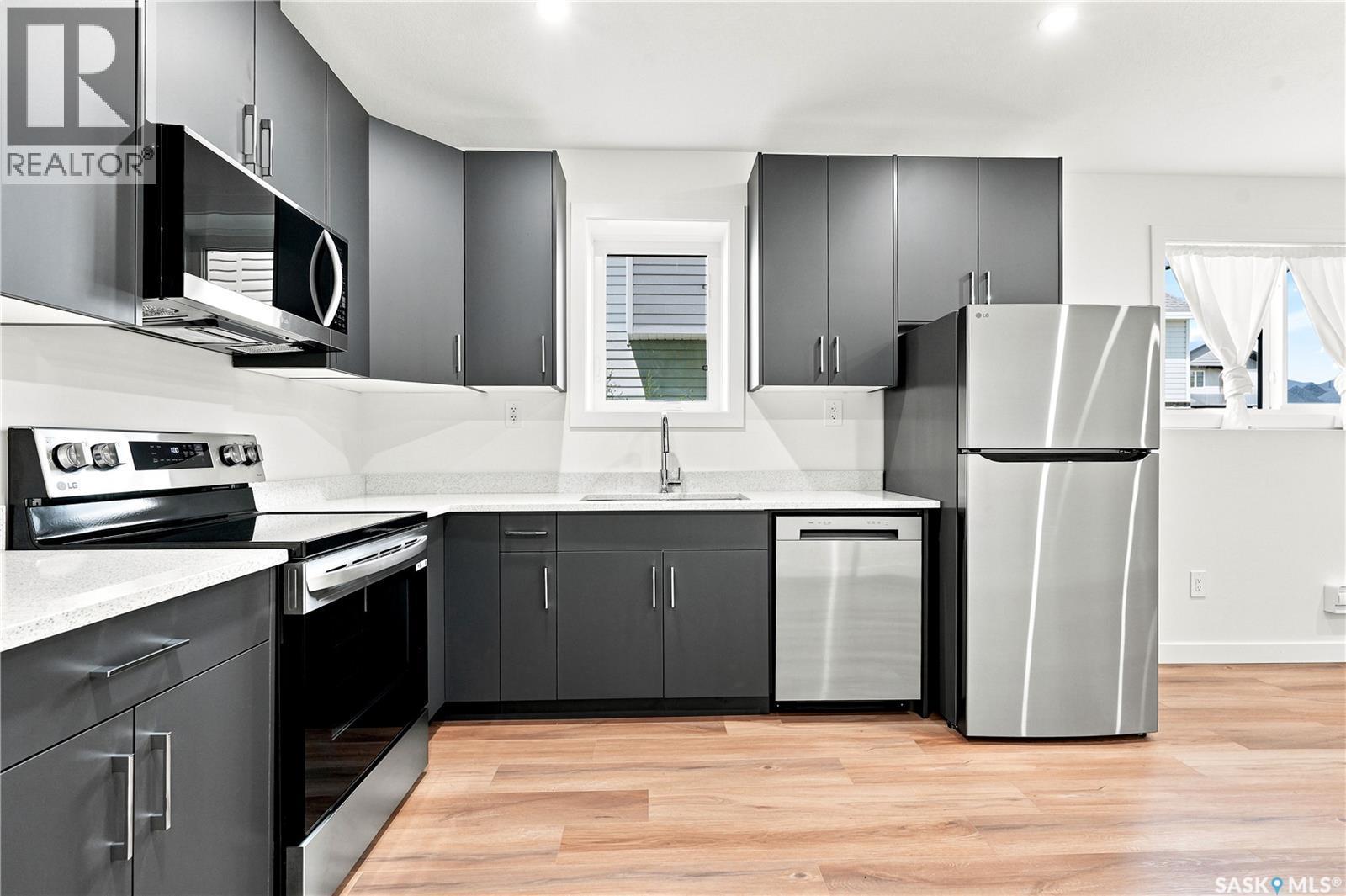 902 Bentley Manor, Saskatoon, SK - Indoor Photo Showing Kitchen With Stainless Steel Kitchen