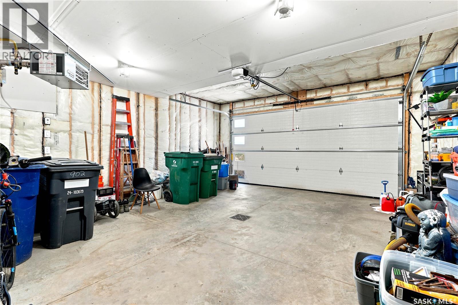 902 Bentley Manor, Saskatoon, SK - Indoor Photo Showing Garage