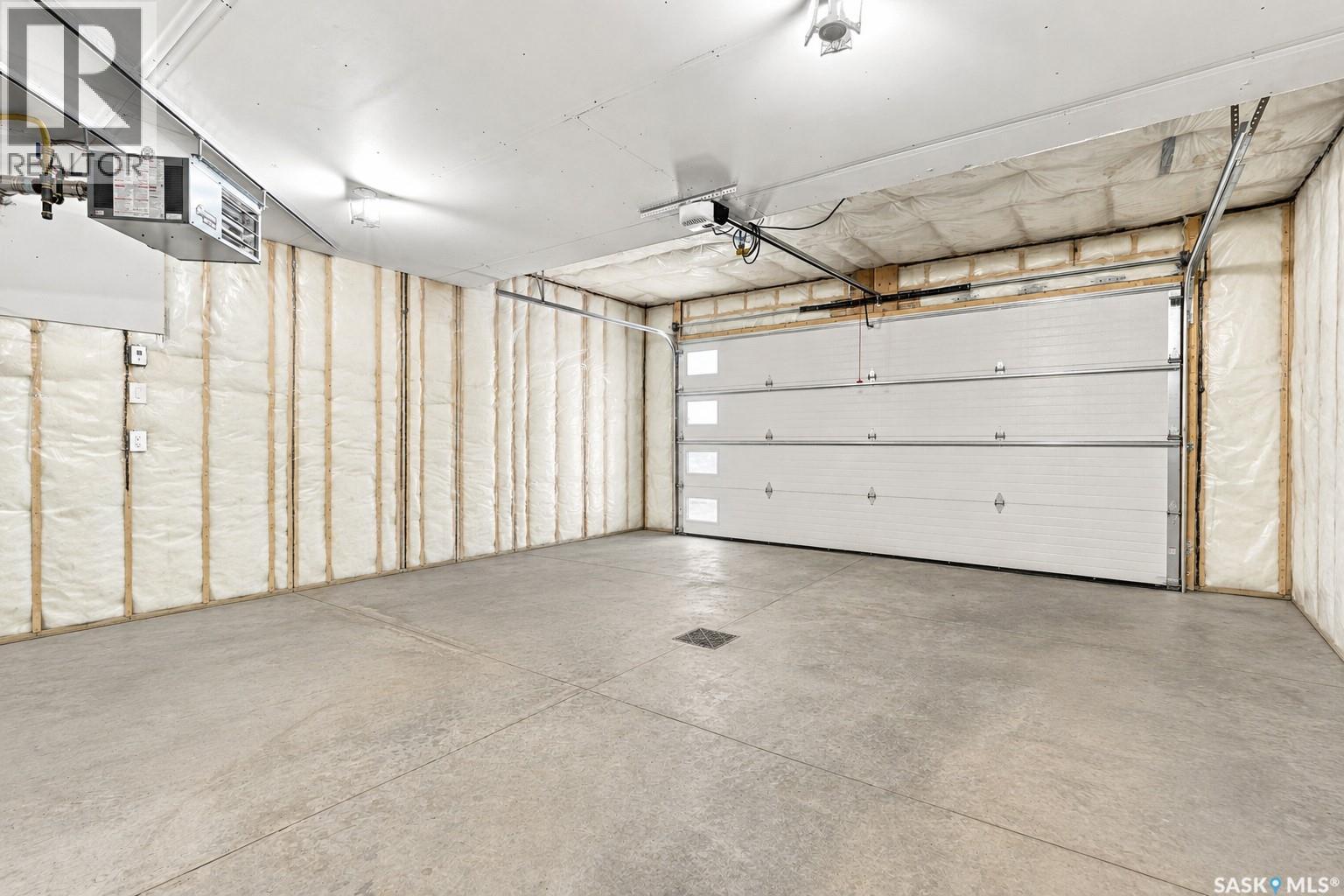 902 Bentley Manor, Saskatoon, SK - Indoor Photo Showing Garage