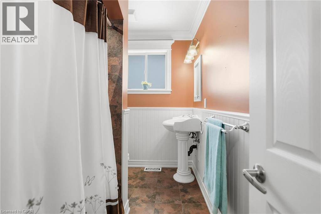 3 Mitchell Avenue, Hamilton, ON - Indoor Photo Showing Bathroom