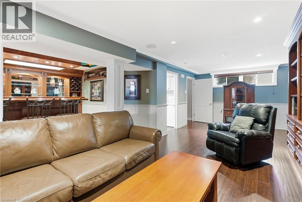 3 Mitchell Avenue, Hamilton, ON - Indoor Photo Showing Living Room