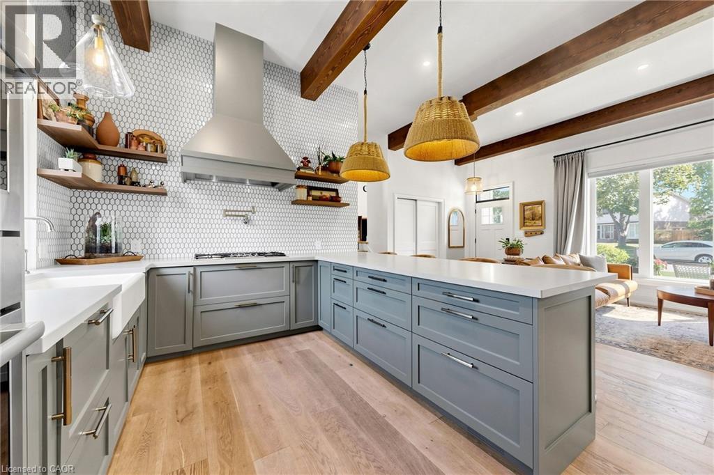 386 Cosburn Crescent, Burlington, ON - Indoor Photo Showing Kitchen With Upgraded Kitchen