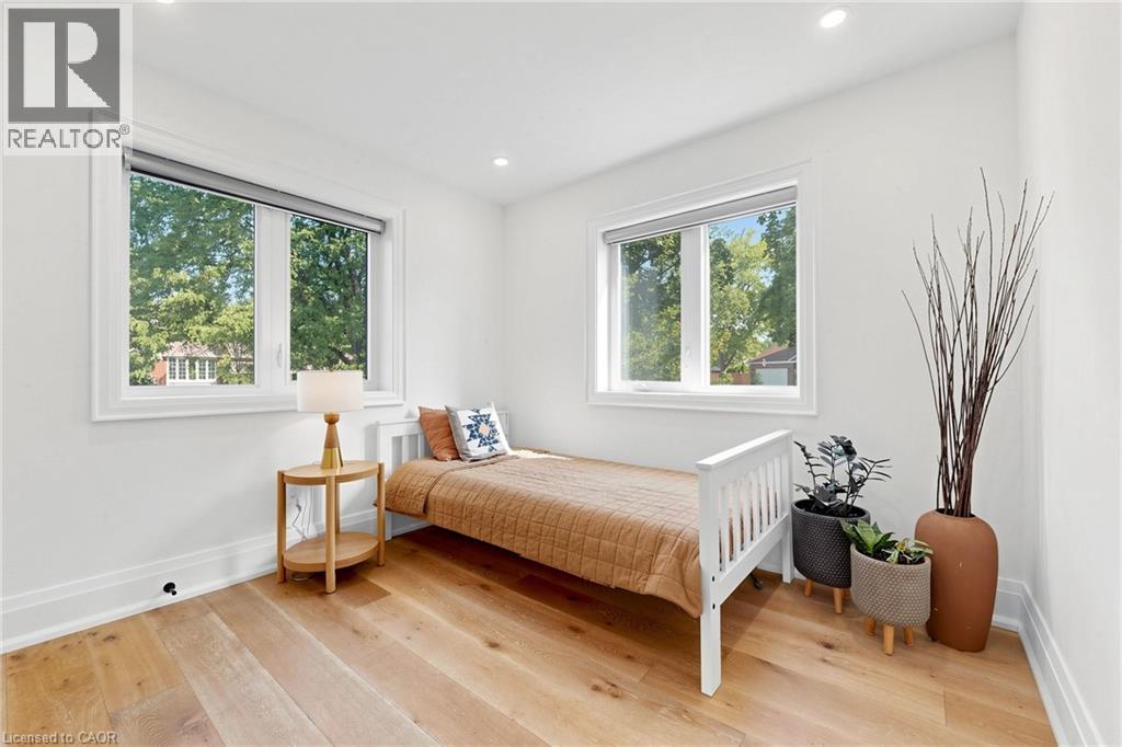 386 Cosburn Crescent, Burlington, ON - Indoor Photo Showing Bedroom