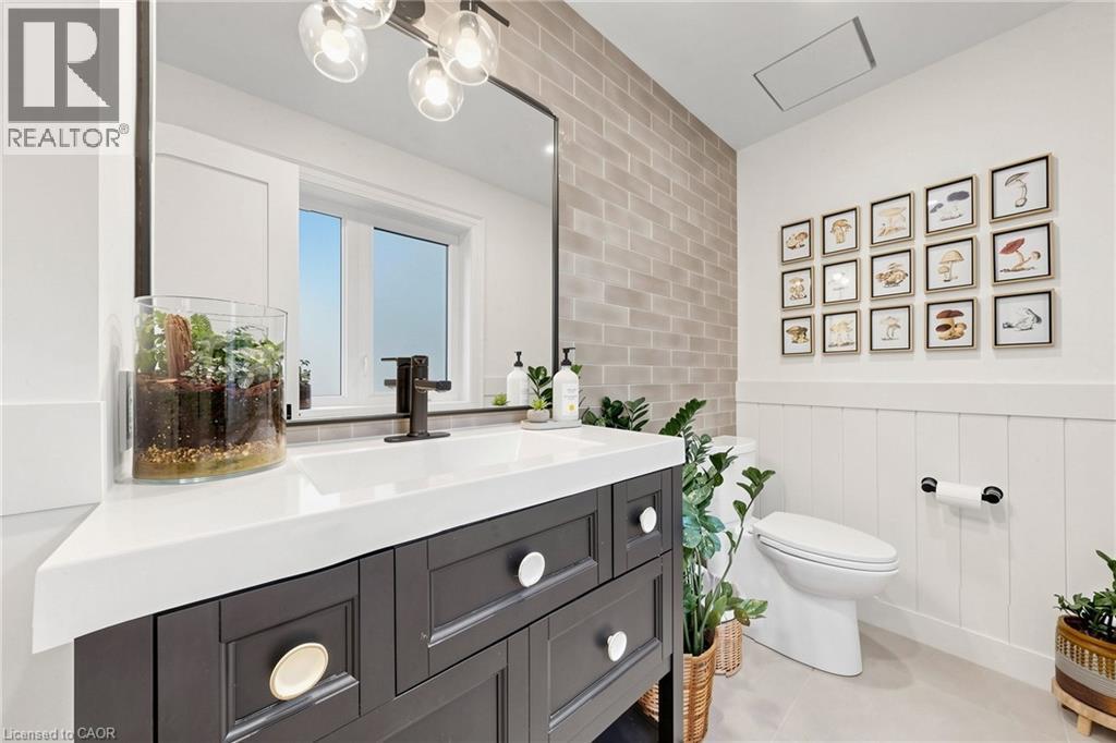 386 Cosburn Crescent, Burlington, ON - Indoor Photo Showing Bathroom