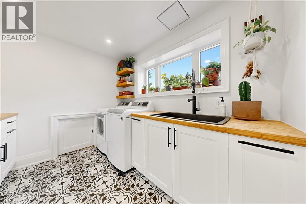 386 Cosburn Crescent, Burlington, ON - Indoor Photo Showing Laundry Room