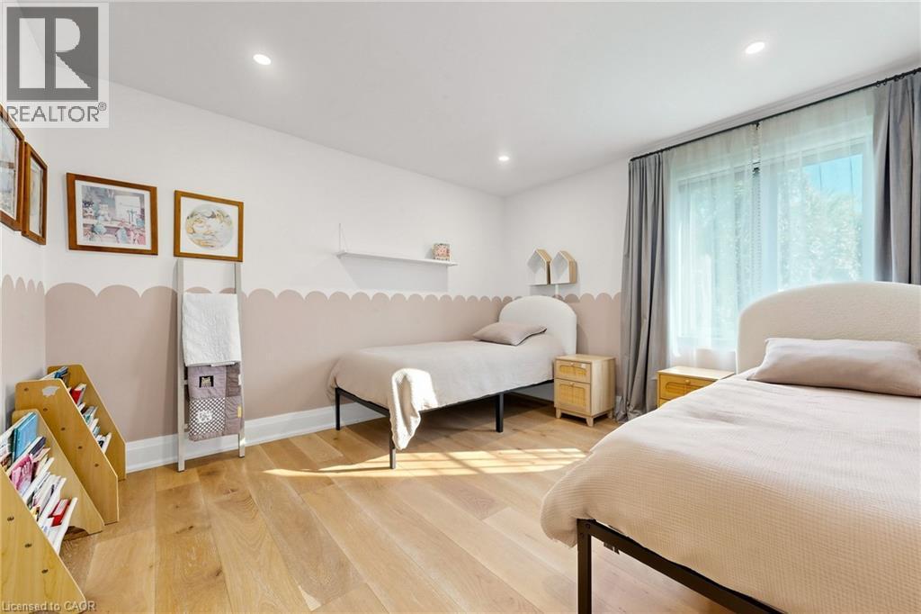 386 Cosburn Crescent, Burlington, ON - Indoor Photo Showing Bedroom