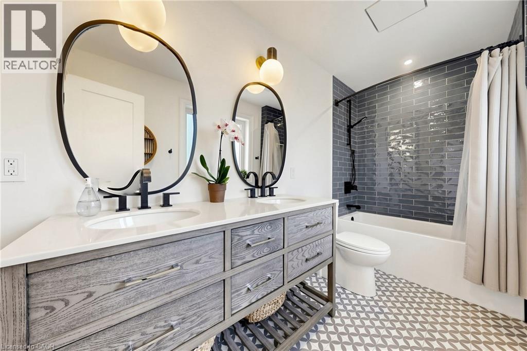 386 Cosburn Crescent, Burlington, ON - Indoor Photo Showing Bathroom