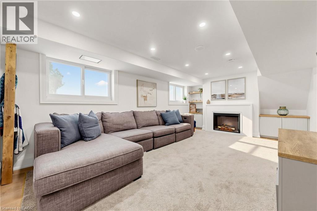 386 Cosburn Crescent, Burlington, ON - Indoor Photo Showing Living Room With Fireplace
