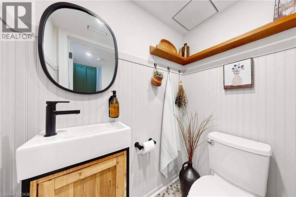386 Cosburn Crescent, Burlington, ON - Indoor Photo Showing Bathroom