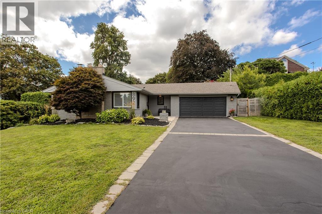 892 North Shore Boulevard W, Burlington, ON - Outdoor With Facade