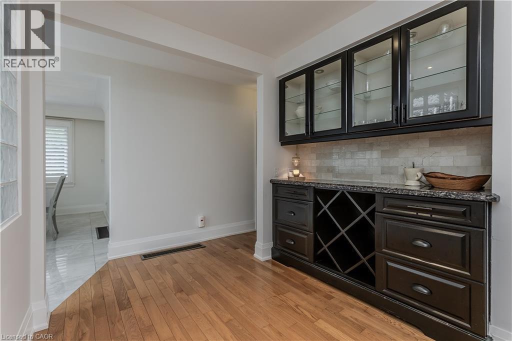 892 North Shore Boulevard W, Burlington, ON - Indoor Photo Showing Other Room