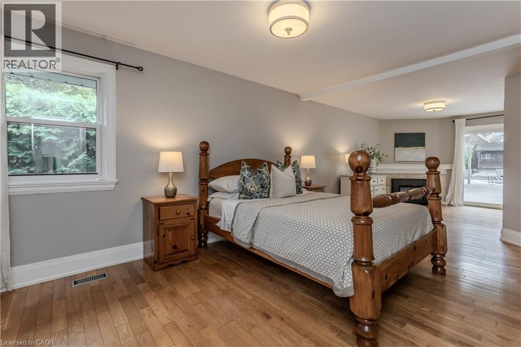 892 North Shore Boulevard W, Burlington, ON - Indoor Photo Showing Bedroom