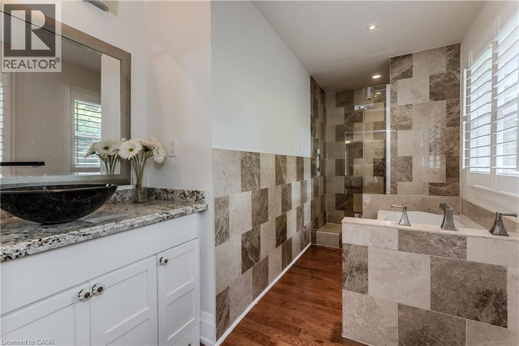 892 North Shore Boulevard W, Burlington, ON - Indoor Photo Showing Bathroom