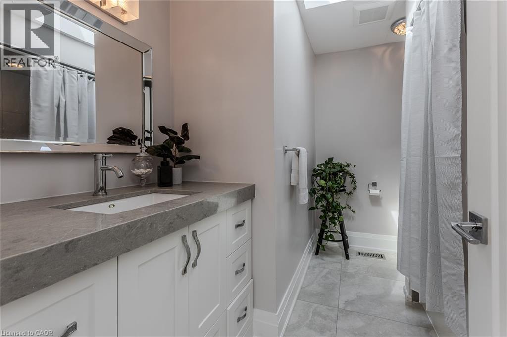 892 North Shore Boulevard W, Burlington, ON - Indoor Photo Showing Bathroom