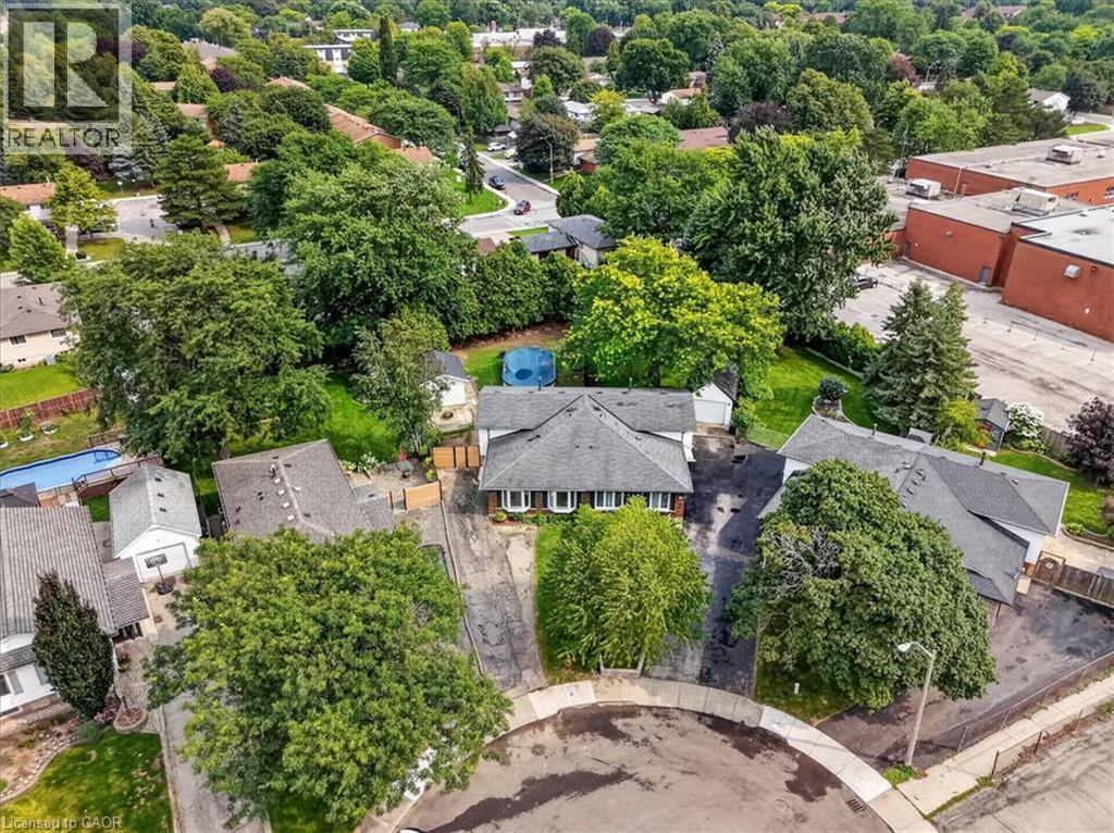 Gable roof home with a prominent front facade, surrounded by mature trees and residential properties - 27 Gretna Court, Hamilton, ON - Outdoor