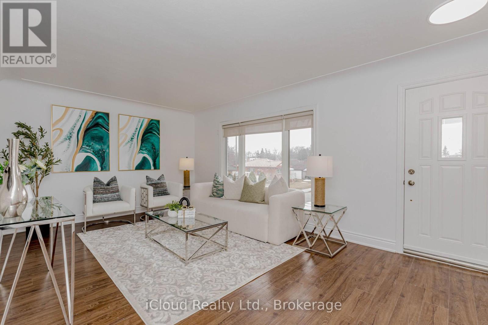 28 Hoffman Street, Kitchener, ON - Indoor Photo Showing Living Room
