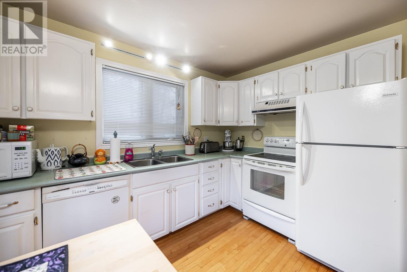 267 Pointe Louise Dr, Sault Ste. Marie, ON - Indoor Photo Showing Kitchen With Double Sink