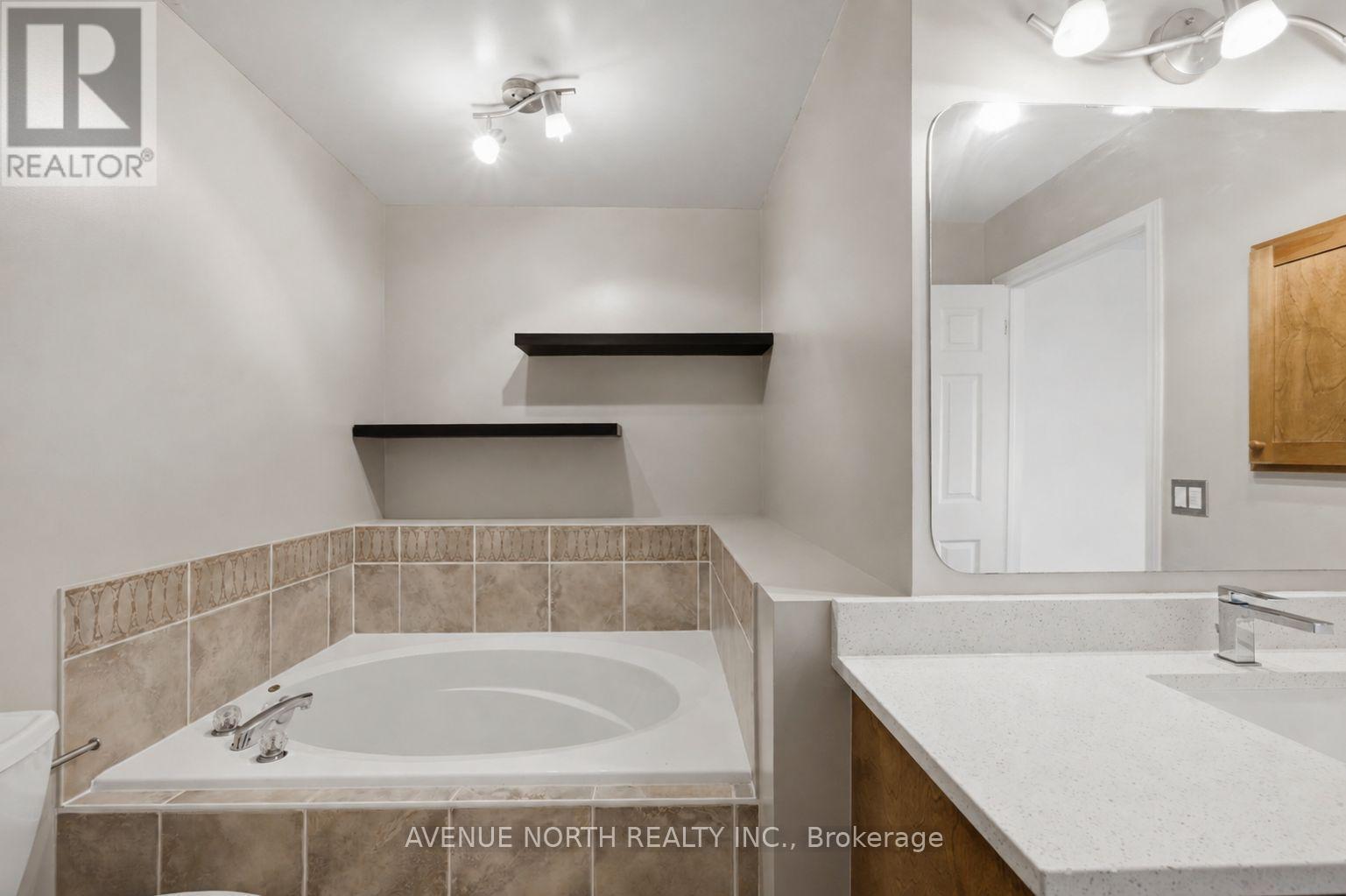 141 Gladeview Private, Ottawa, ON - Indoor Photo Showing Bathroom
