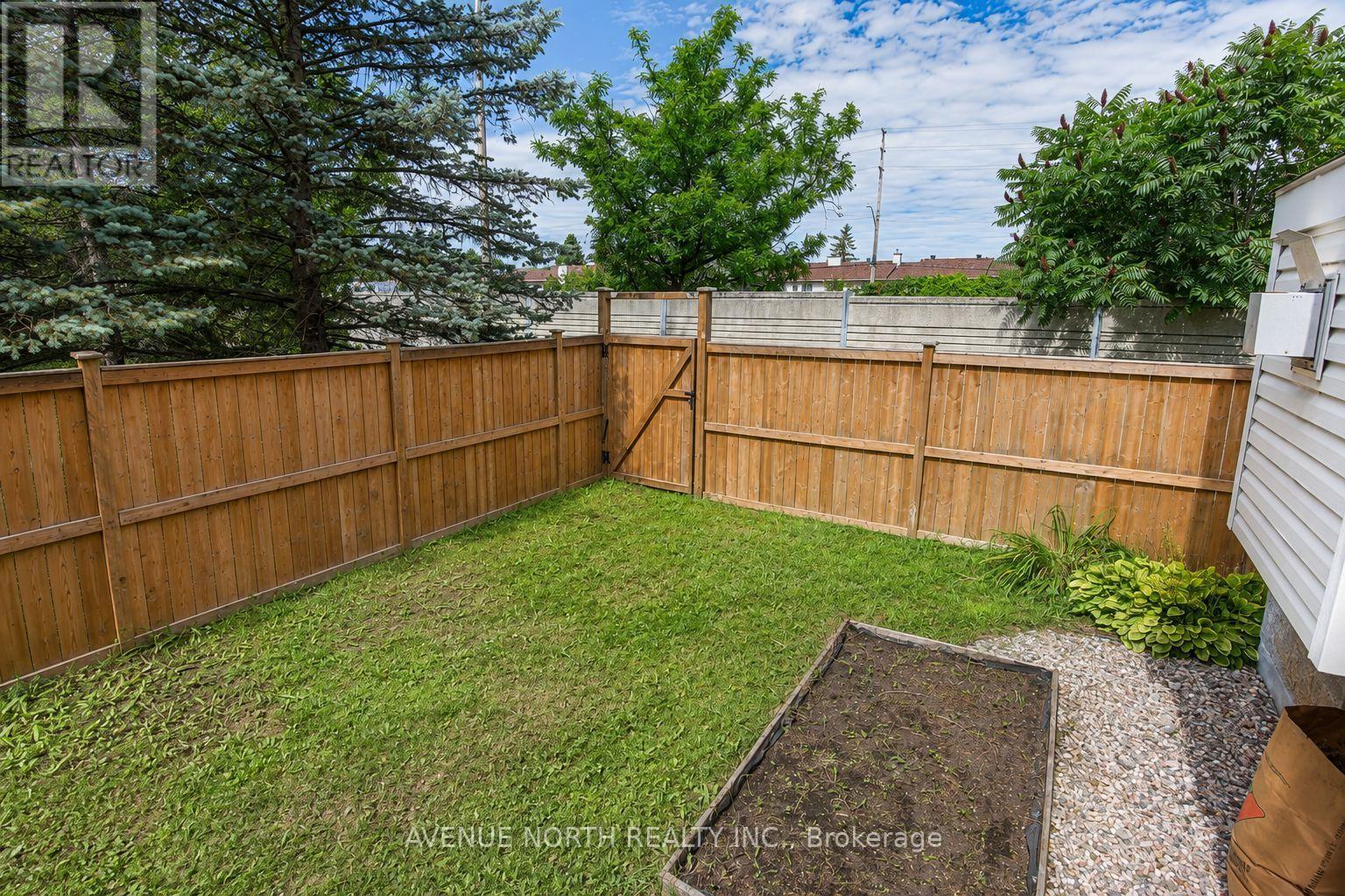 141 Gladeview Private, Ottawa, ON - Outdoor