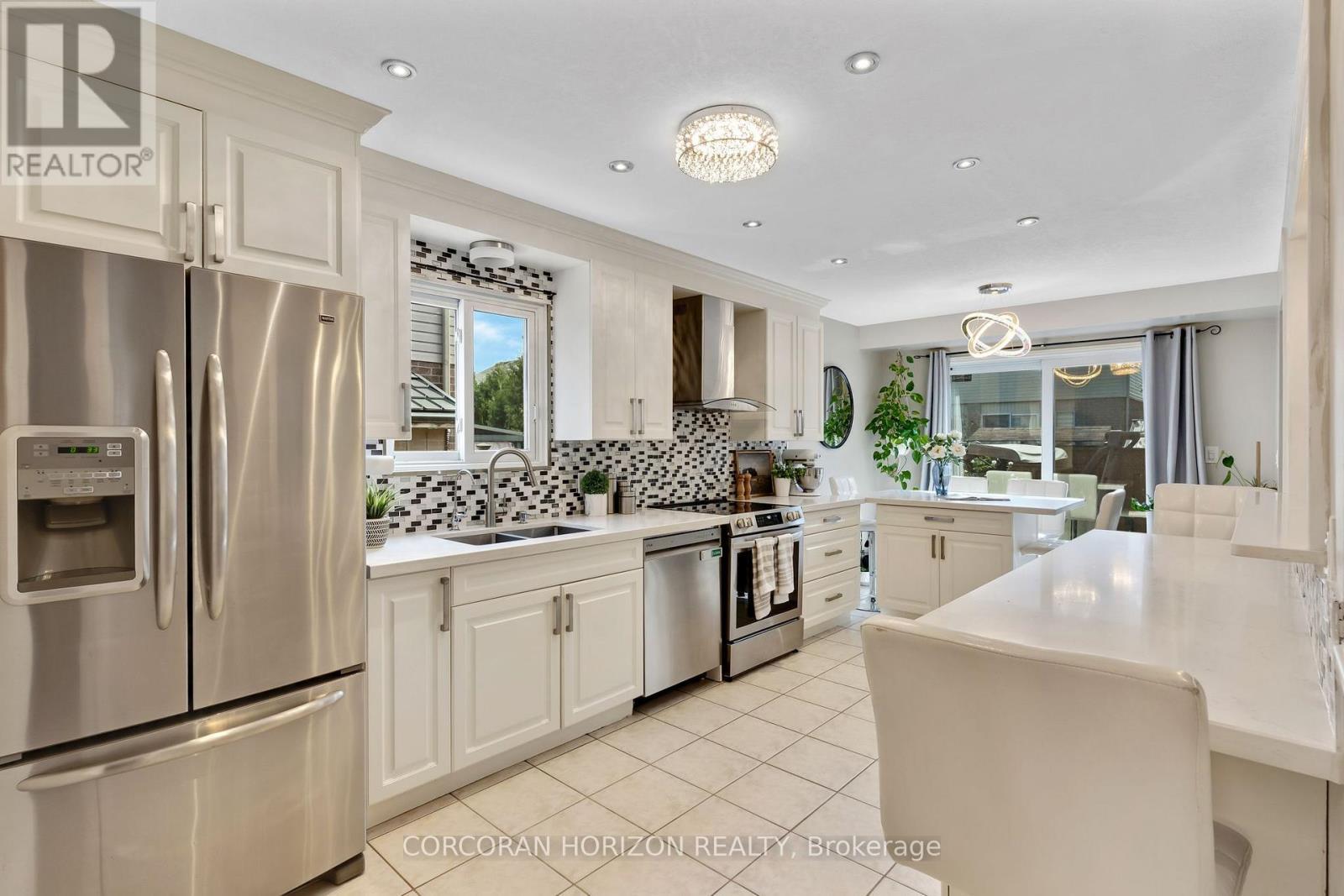 913 Copper Leaf Crescent, Kitchener, ON - Indoor Photo Showing Kitchen With Double Sink With Upgraded Kitchen