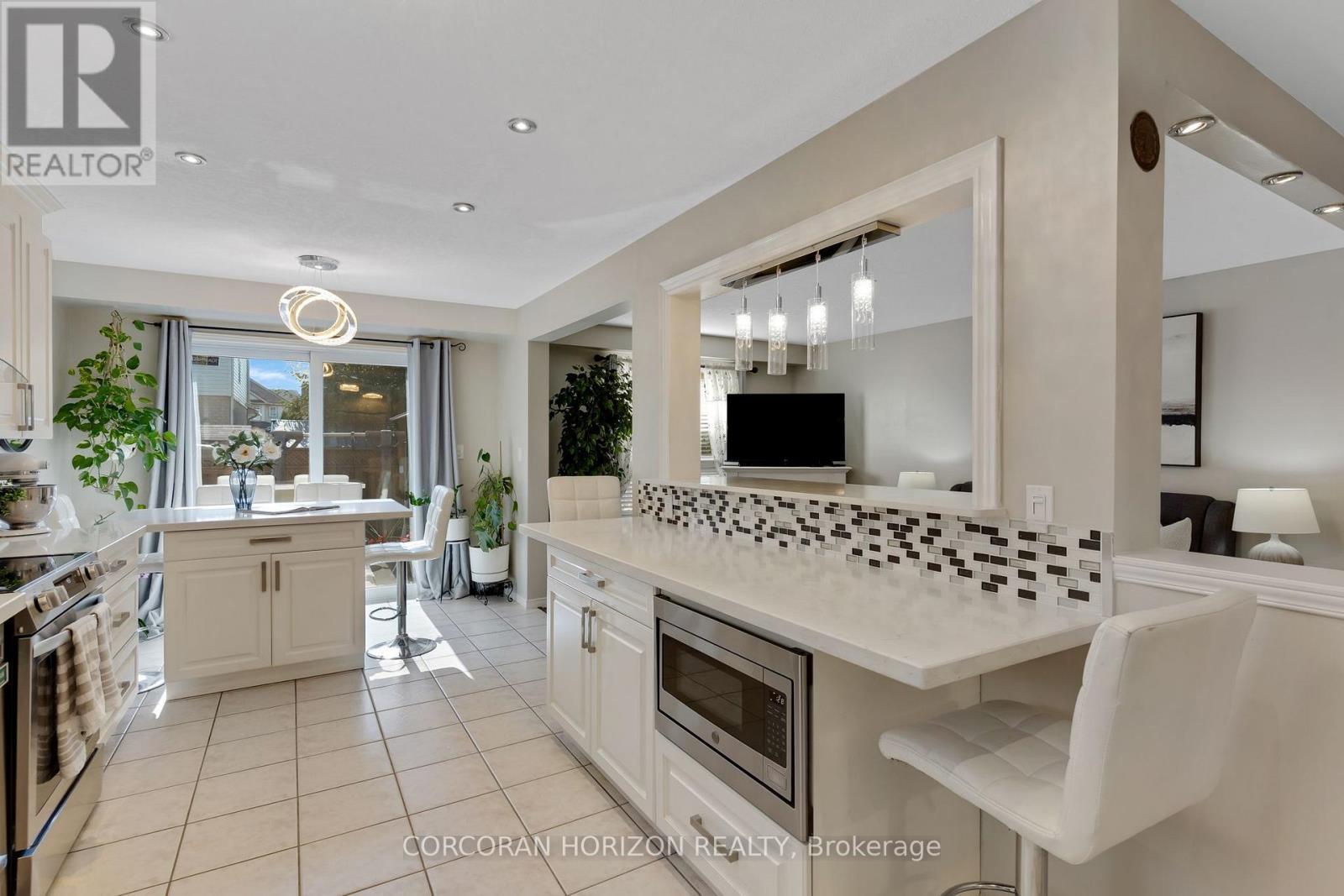 913 Copper Leaf Crescent, Kitchener, ON - Indoor Photo Showing Kitchen With Upgraded Kitchen