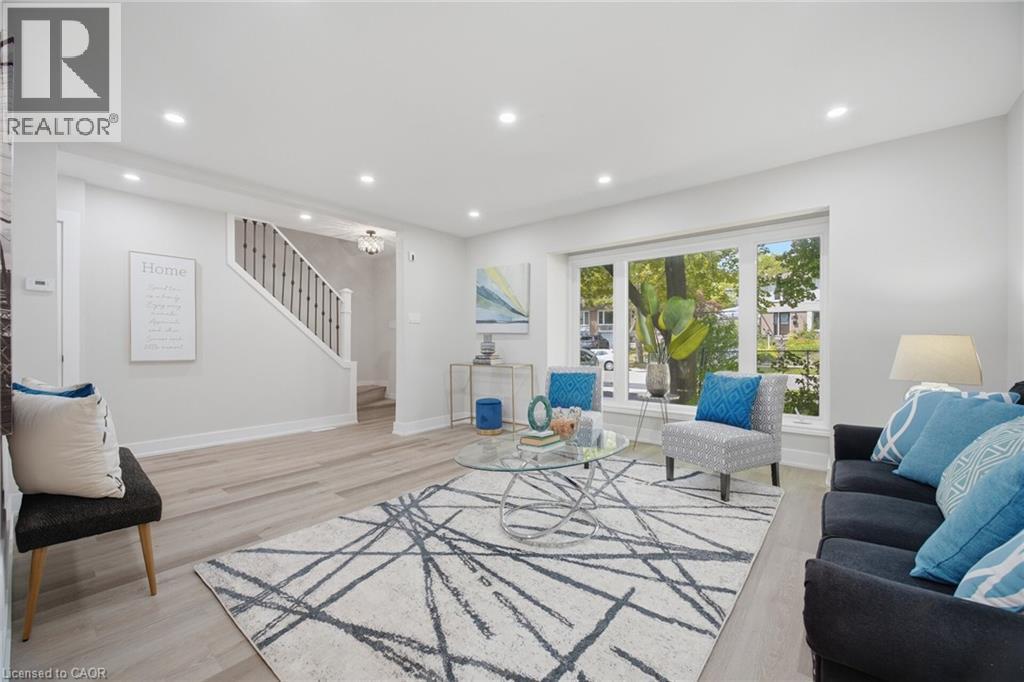 1345 Playford Road, Mississauga, ON - Indoor Photo Showing Living Room