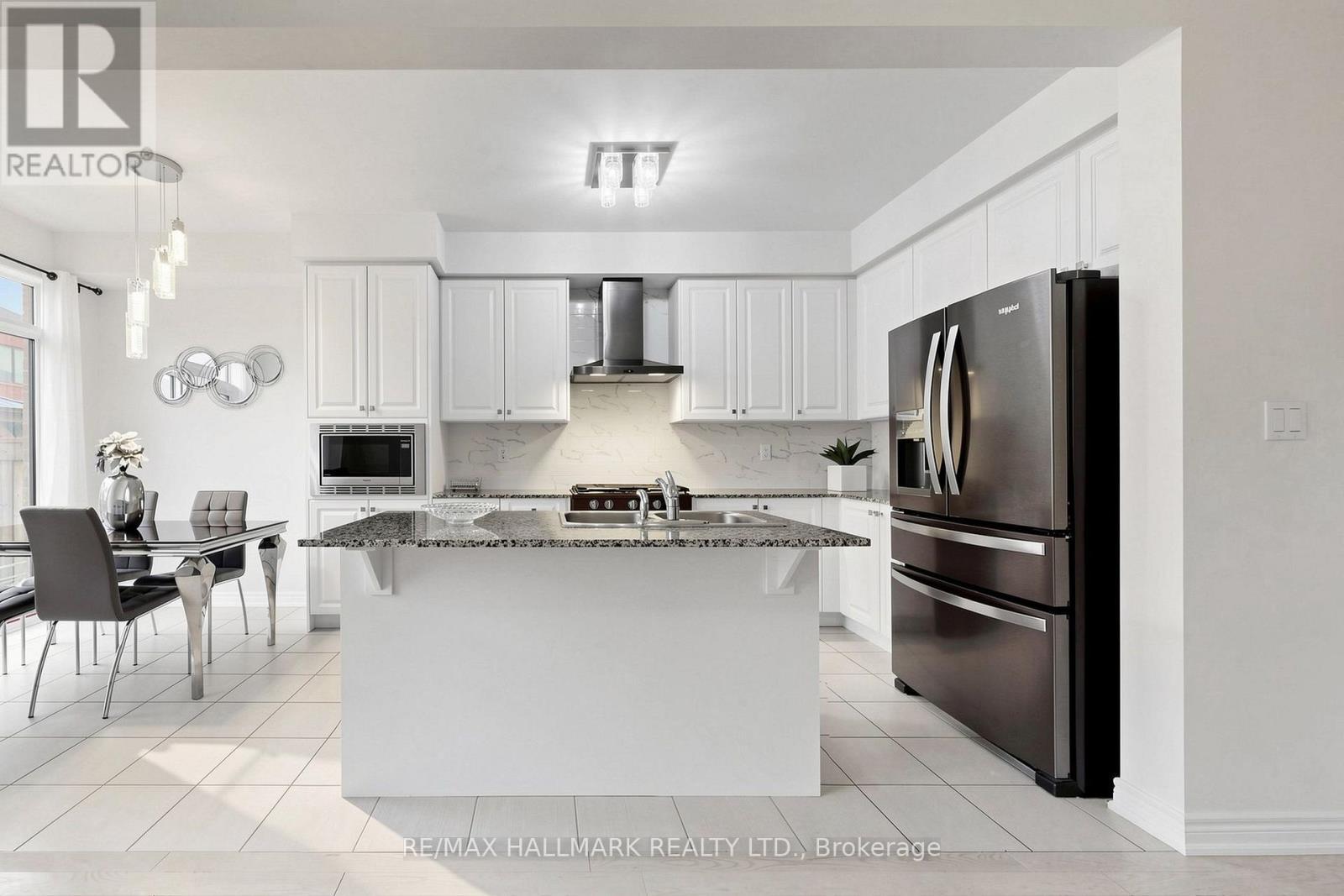 19 Conarty Crescent, Whitby, ON - Indoor Photo Showing Kitchen With Upgraded Kitchen