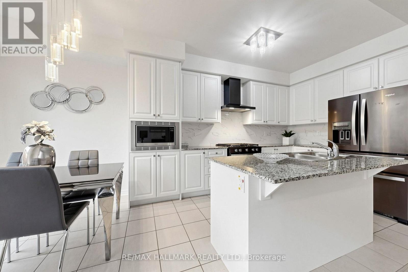 19 Conarty Crescent, Whitby, ON - Indoor Photo Showing Kitchen With Upgraded Kitchen