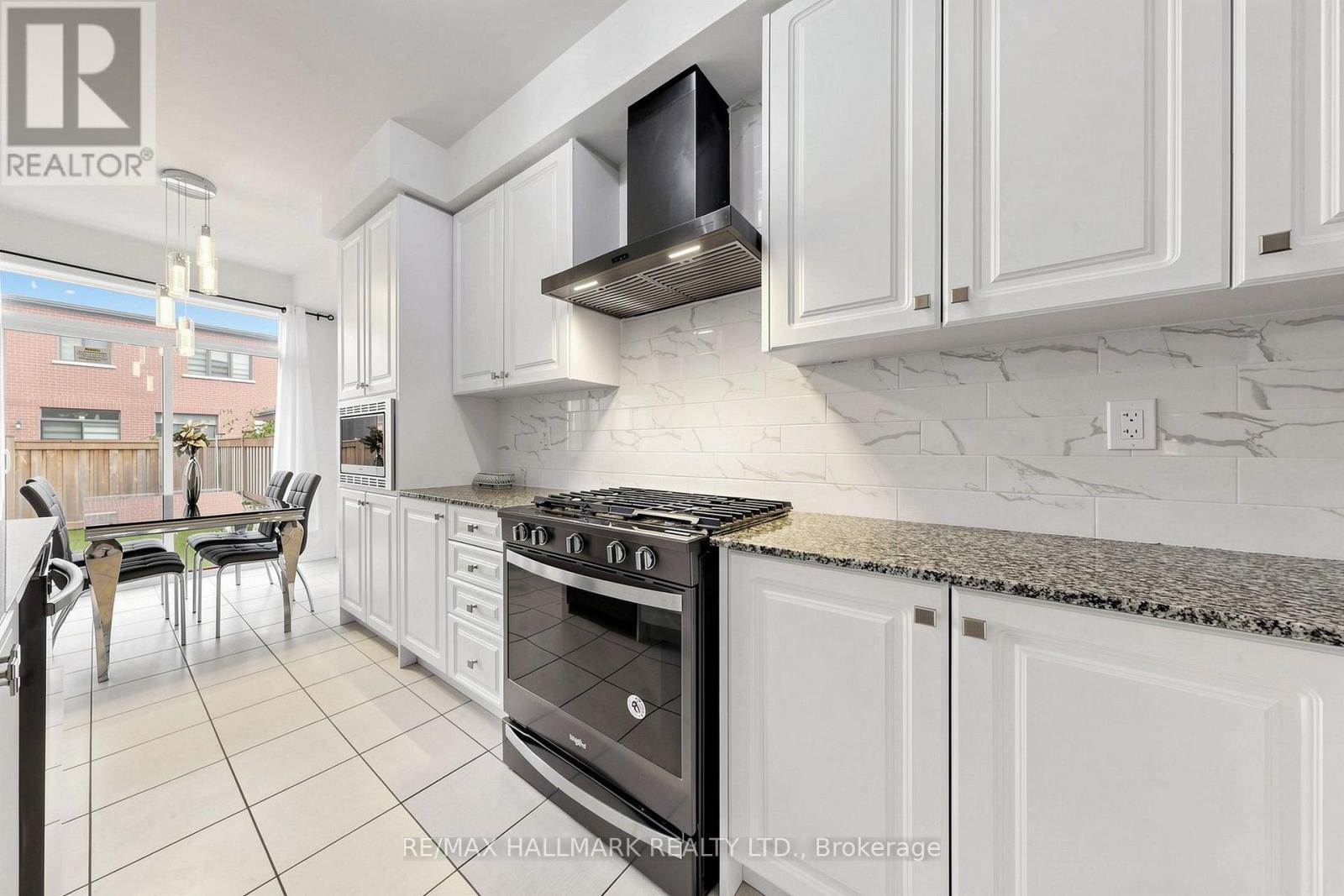19 Conarty Crescent, Whitby, ON - Indoor Photo Showing Kitchen With Upgraded Kitchen