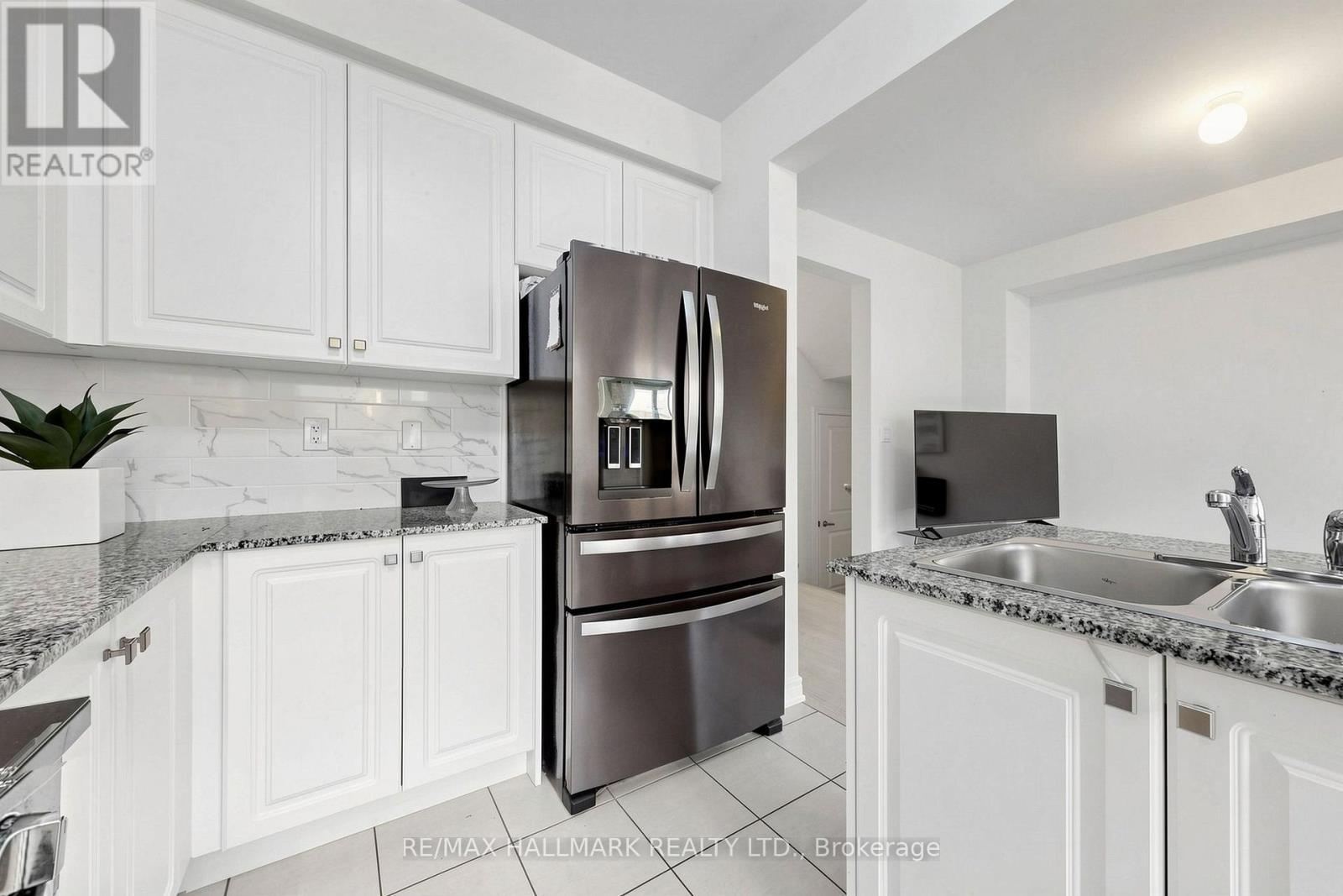 19 Conarty Crescent, Whitby, ON - Indoor Photo Showing Kitchen With Double Sink