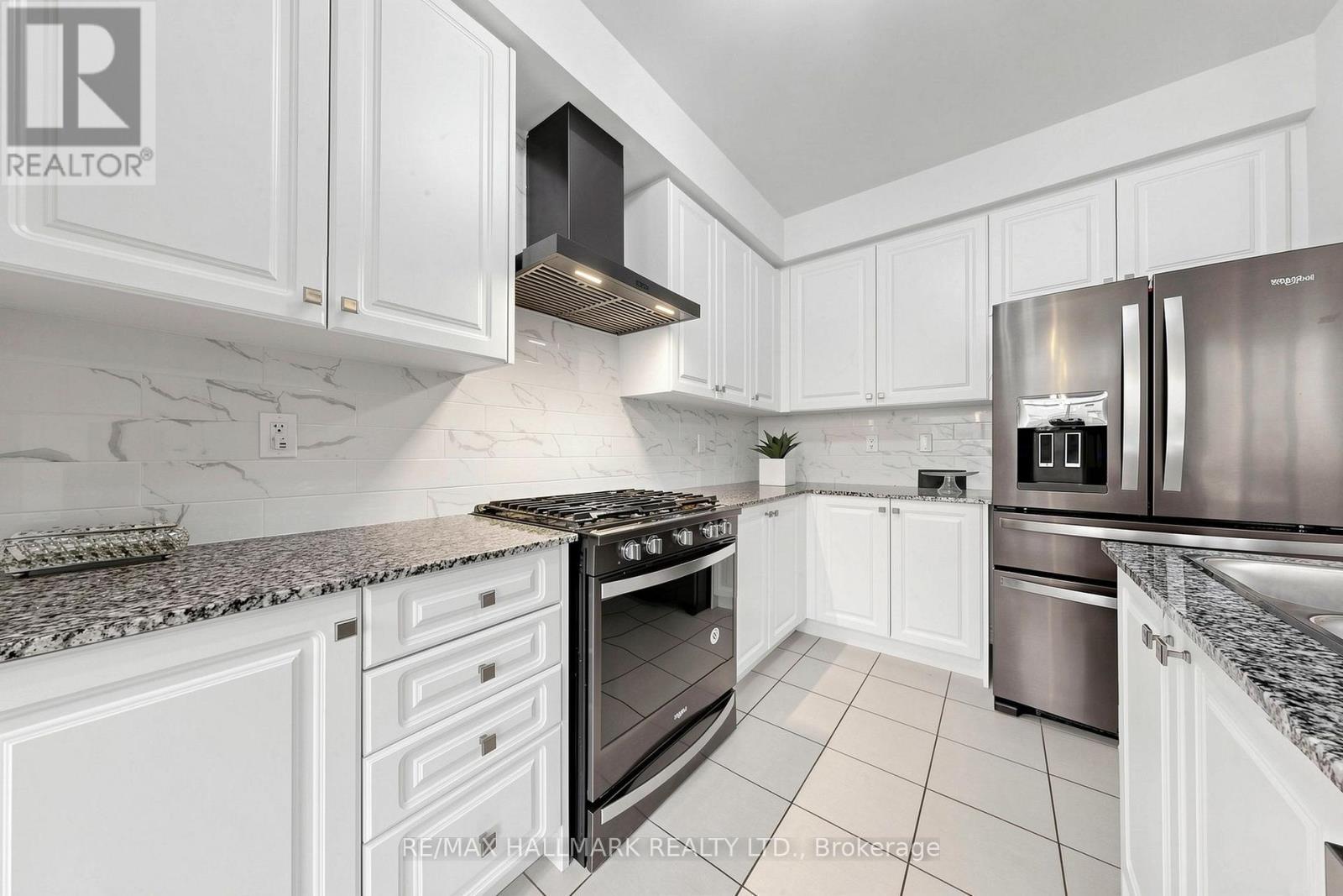 19 Conarty Crescent, Whitby, ON - Indoor Photo Showing Kitchen With Upgraded Kitchen