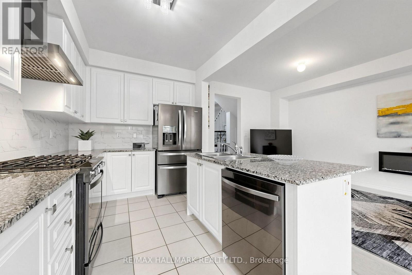 19 Conarty Crescent, Whitby, ON - Indoor Photo Showing Kitchen With Double Sink With Upgraded Kitchen
