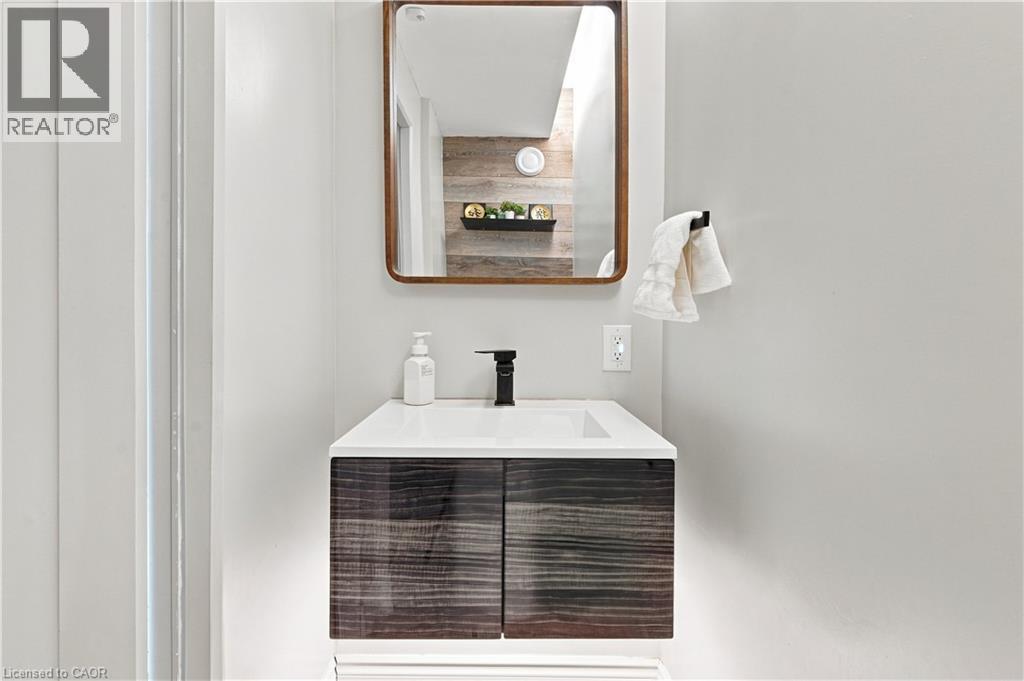 19 Grove Street, Hamilton, ON - Indoor Photo Showing Bathroom
