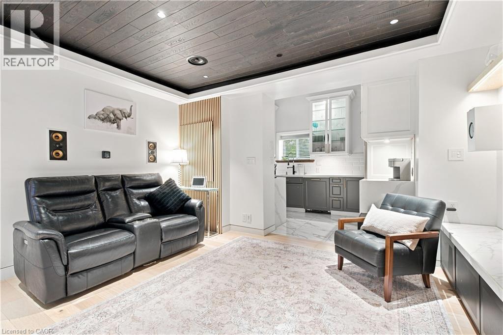 19 Grove Street, Hamilton, ON - Indoor Photo Showing Living Room
