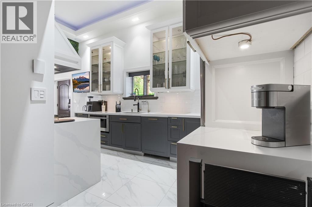 19 Grove Street, Hamilton, ON - Indoor Photo Showing Kitchen