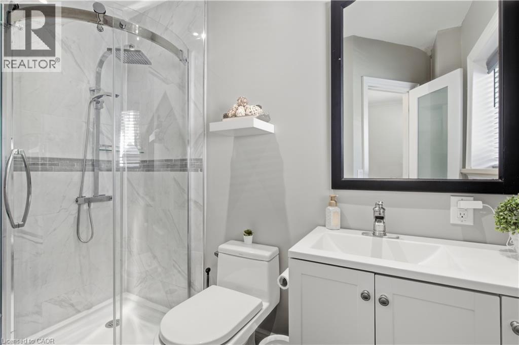 19 Grove Street, Hamilton, ON - Indoor Photo Showing Bathroom