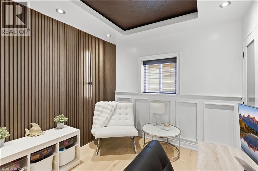 19 Grove Street, Hamilton, ON - Indoor Photo Showing Other Room