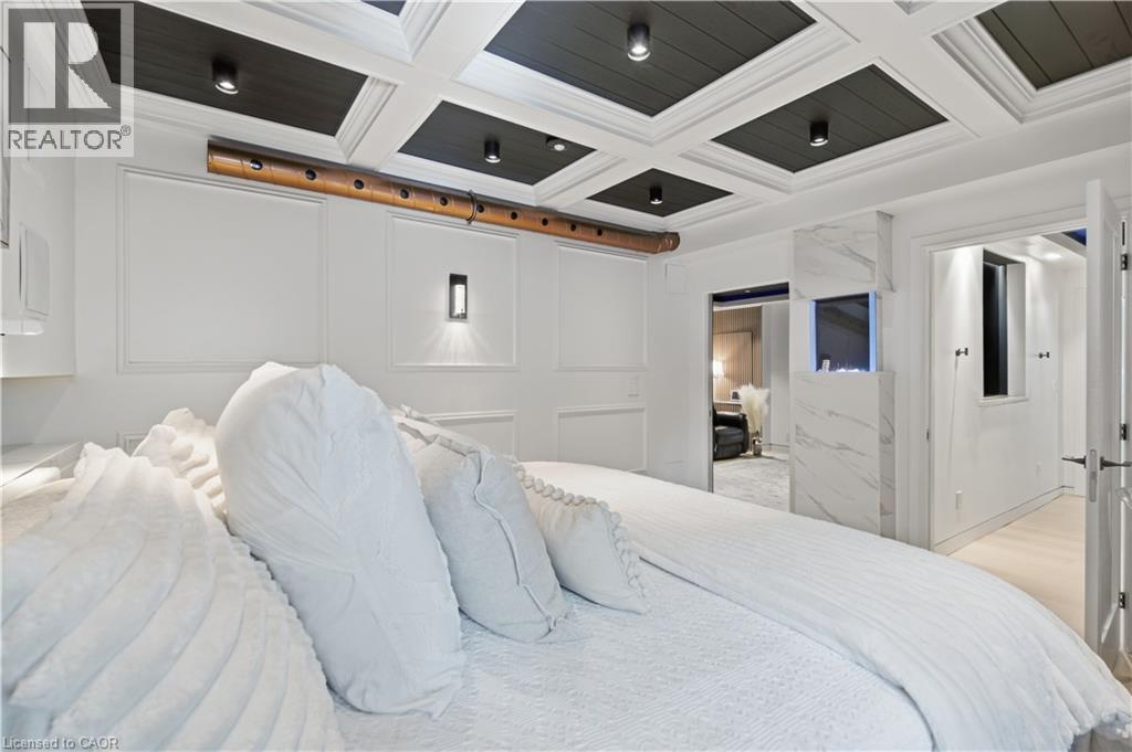 19 Grove Street, Hamilton, ON - Indoor Photo Showing Bedroom